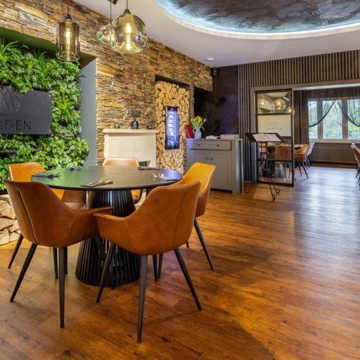 Garden Restaurant & Pension 帕尔杜比采 外观 照片