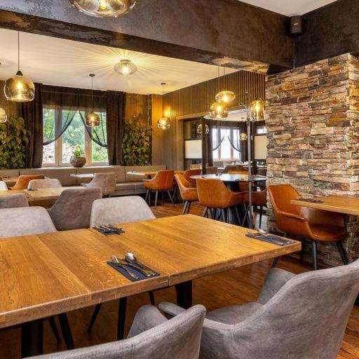 Garden Restaurant & Pension 帕尔杜比采 外观 照片