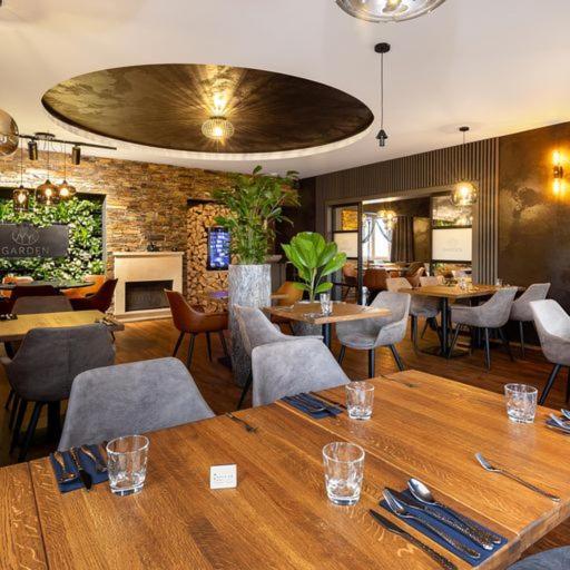 Garden Restaurant & Pension 帕尔杜比采 外观 照片
