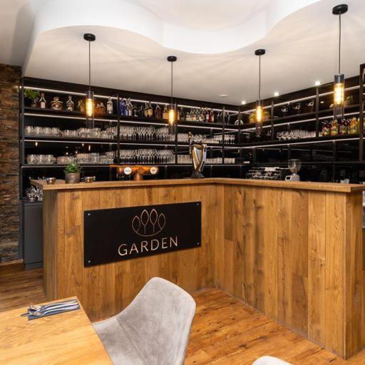 Garden Restaurant & Pension 帕尔杜比采 外观 照片