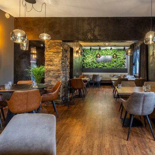 Garden Restaurant & Pension 帕尔杜比采 外观 照片